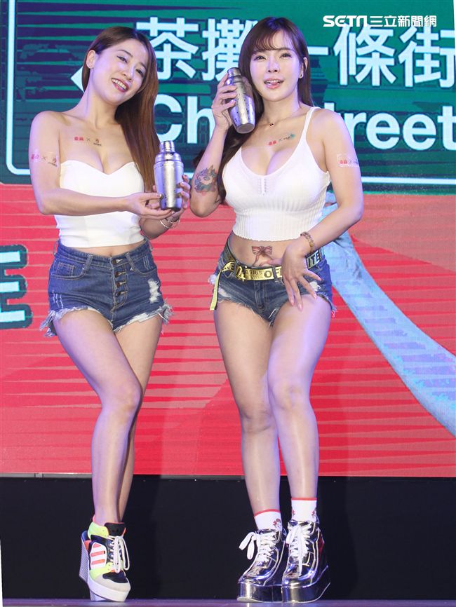 穿著火辣有傲人乳溝在網路上及店面販賣燈泡珍珠奶茶一炮而紅的「珍奶姐妹花」「牛奶兒」與「黛比」，店面無預警歇業後，常在活動中出現。（記者邱榮吉/攝影）