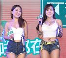 穿著火辣有傲人乳溝在網路上及店面販賣燈泡珍珠奶茶一炮而紅的「珍奶姐妹花」「牛奶兒」與「黛比」，店面無預警歇業後，常在活動中出現。（記者邱榮吉/攝影）