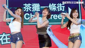 辜莞芸為手搖茶拍廣告。（記者邱榮吉/攝影）