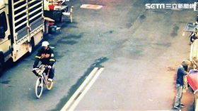 李男長期受失眠所苦，遂在捷運站周邊偷單車紓壓，警方根據衣著特徵循線逮人，全案訊後依竊盜罪送辦（翻攝畫面）