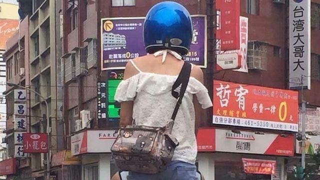 熱褲妹站機車後座曬腿　網笑：職業病
