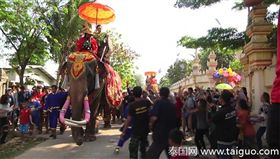 泰國孔敬府竹園縣一名富婆察維婉，日前舉辦功德儀式，她騎著大象出巡灑錢，現場數百人立刻瘋搶。察維婉表示，錢是送給民眾的，她這樣是在「做功德」。（圖／翻攝自泰國網）