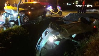 車禍撞破堤防衝大排　2車相撞釀3傷