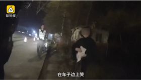 丈夫不滿妻子坐副駕整路碎唸，經收費站將她踹下車。（圖／翻攝梨視頻）