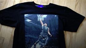 ▲字母哥隔扣T恤。（圖／取自公鹿推特）