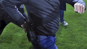 ▲Ivan Savvides持槍進場理論。（圖／美聯社／達志影像）