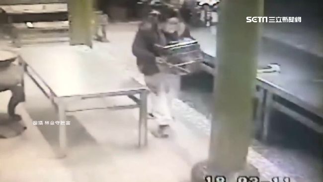 扯！持鐵撬闖宮廟　竊賊偷香油錢全錄