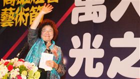 高雄燈會藝術節　陳菊：感謝市民支持2018高雄燈會藝術節「萬人提燈‧光之遊行」2日晚在愛河畔登場，這是高雄市長陳菊（圖）任期最後一次燈會藝術節，她致詞表示，因為環保考量不再施放煙火，不過特色表演和燈飾不減精彩，感謝市民對團隊的支持，伴隨高雄蛻變、提升和翻轉。中央社記者董俊志攝　107年3月2日