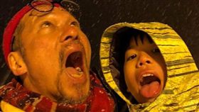 黃仲崑笑稱自己是用阿公的心態在當爸爸的。（圖／翻攝自臉書）