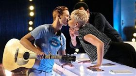 凱蒂佩芮在《美國偶像》奪走參賽者初吻／IG