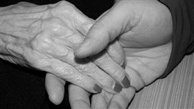 老人、孝順示意圖／pixabay