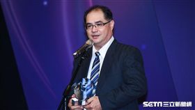 2017體育菁英獎頒獎典禮，最佳女運動員傑出獎，郭婞淳，教練林敬能代表。 圖／記者林敬旻攝