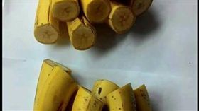 有網友日前買了一串香蕉，請女兒拿去切一半，不料女兒直接連皮將香蕉切一半，其他網友看到後，紛紛直呼「以後負妳女兒的男人該擔心了！」（圖／翻攝自爆笑公社）