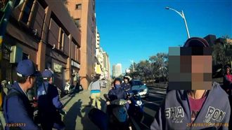 嫌犯跑百米　警靈機一動借機車追捕