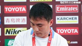 ▲北韓4.25 SC隊長安日凡熱到脫外套。（圖／記者蔡宜瑾攝影）