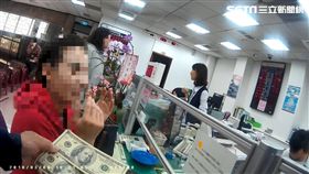 高雄市1名陳姓女服務生，五年前收到2張百元美鈔，最近拿去台灣銀行兌換，卻被行員發現是偽鈔，警方訊後將她依行使偽造貨幣罪送辦（翻攝畫面）\