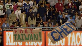 ▲大聯盟球迷養成近年來受到關注，圖為陳金鋒上大聯盟時，台灣民眾拿海報聲援。（資料照／美聯社／達志影像）