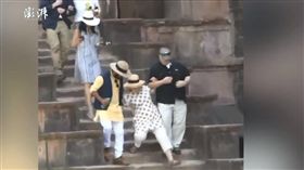 希拉蕊（Hillary Clinton）參觀印度宮殿連續滑倒兩次（圖／翻攝自《澎湃新聞》）