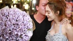 玫瑰花,現鈔,泰銖,泰國,花束,錢,生日,禮物,情人節　圖／翻攝自Bam Barbie臉書　https://goo.gl/WDX9kh