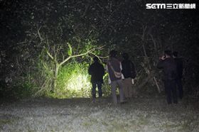 港女遭殺害　員警摸黑竹圍捷運站草地搜索　記者游承霖攝影