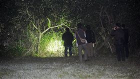 港女遭殺害　員警摸黑竹圍捷運站草地搜索　記者游承霖攝影