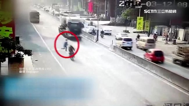 男子猛衝自撞槽車　翻滾數公尺險遭輾