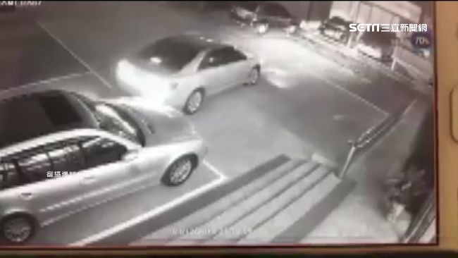 停車場當駕訓班？女倒車「強吻」秒閃