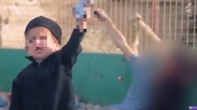  IS宣傳片驚見「4歲童兵處決囚犯」　開槍爆頭(圖/翻攝自YOUTUBE)