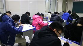 均標利多　陸高中台生被排除（2）中國大陸今年放寬讓學測均標生也可申請赴陸就讀大學，看似雨露均霑的「利多」，就讀大陸高中的台灣學生卻被排除在外，這批鎖定就讀大陸大學的台灣學生只好繼續埋頭準備5月份登場的港澳台聯招考試。中央社記者陳家倫上海攝　107年3月1日