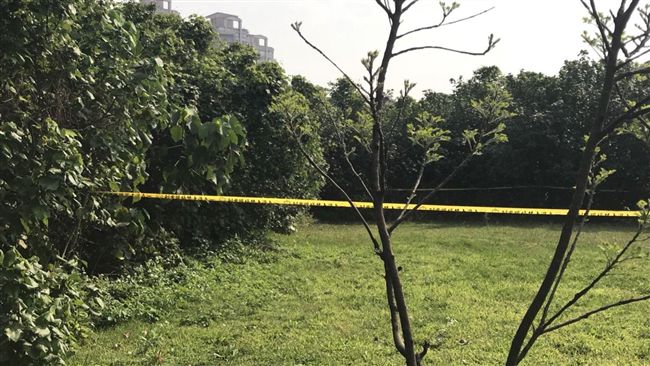 檢警重返棄屍現場　帶回頸椎骨頭離去