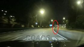 新加坡,夜路,鬼,分隔島,白衣,穿越,公路,回家（圖／翻攝自ROADS.sg臉書）
