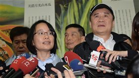 北農董事長總經理視察果菜市場到貨情形台北農產公司董事長陳景峻（前右）7日深夜在北農總經理吳音寧（前左）陪同下視察果菜市場到貨情形，並受訪。中央社記者孫仲達攝  107年3月8日
