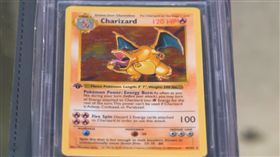 本來沒人要！鑑定這張「噴火龍」市價破百萬 當鋪老闆超傻眼（圖／翻攝自YouTube／Pawn Stars）