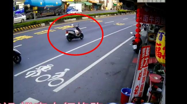 有鬼？白天、馬路　機車沒人竟自騎？