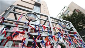 婦聯會大門口加油小卡片婦聯會8日舉辦慶祝婦女節大會，大門口綁了不少加油的小卡片。中央社記者謝佳璋攝  107年3月8日