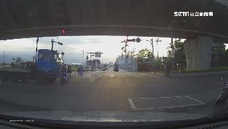 號誌燈有秒差　騎士搶快慘遭大車撞飛