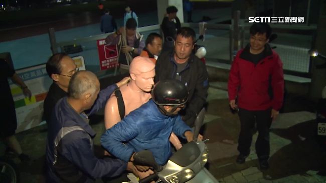 義消夜揹假人趴趴走　嚇哭一旁孩童…