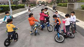 孩童騎腳踏車車聚（圖／翻攝自爆廢公社）