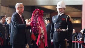 國父逝世93週年紀念日　吳敦義致敬國父孫中山逝世93週年紀念日，前副總統吳敦義（前左）12日上午前往國父念館向國父遺像獻花致敬。中央社記者游凱翔攝　107年3月12日