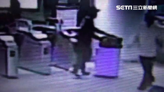 港男拖屍畫面曝光！捷運乘客緊鄰擦身