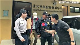 潘父在警方護送下前往機場（楊忠翰攝）