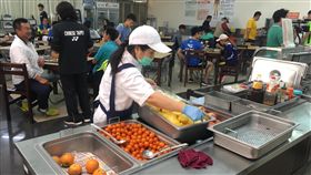 國訓中心取用餐不限量舉重教練林敬能批國家運動訓練中心伙食太差。體育署副署長王水文14日南下了解問題並與選手共餐，主食有牛排和多樣蔬果，餐廳工作人員隨時補貨，取用餐不限量。中央社記者陳朝福攝　107年3月14日