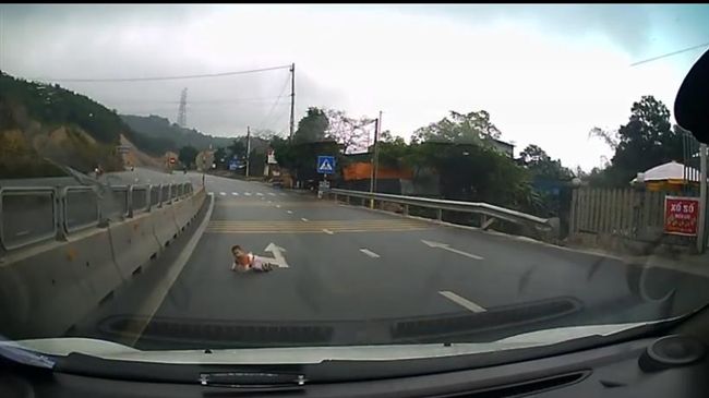 嬰兒爬行闖馬路險遭輾壓　網友全嚇呆