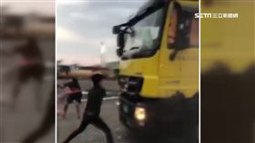 黑衣人持信號彈砸車尋仇 竟還囂張自拍