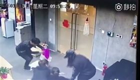 大陸中心／綜合報導

大陸一名女子日前在公司收到包裹，發現裡面竟是用來燒給往生者的紙紮人偶，她看後如中邪般癱坐在地上亂叫，其他同事見狀後，趕緊將她拉走，女子因受到心理刺激，目前暫時無法工作。（圖／翻攝自秒拍）