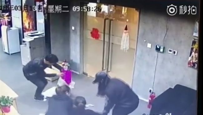上班收到紙紮娃娃　OL中邪狂吼亂叫