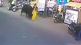 妙齡女被牛頂屁股 空翻360度墜地