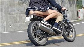 一名重機騎士載著短裙辣妹行駛在山區路上，不料氣流太強，後座辣妹的裙子飄起，渾圓的屁股與丁字褲一覽無遺。其他網友看到照片後，紛紛笑虧「hen通風」、「攝影師真的厲害」。（圖／翻攝自爆廢）