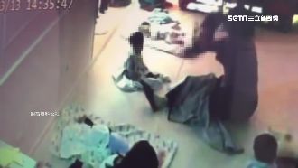 托嬰中心保母狠巴頭　舉男童重摔在地