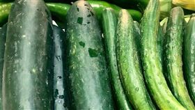 太尷尬了！有一名女網友到市場買小黃瓜時不小心口誤，竟問老闆「二姊夫怎麼賣」，沒想到老闆一句神回覆，讓她招架不住。其他網友看到後，紛紛直呼「老闆是內行人喔！」（圖／翻攝自爆廢公社）